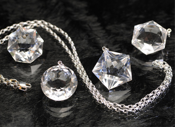 クリスタルネックレス